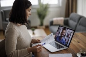 Veja 3 prompts da IA que ajudam em processos seletivos internacionais