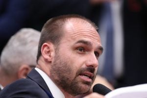 Eduardo se diz sucessor de Bolsonaro e minimiza possível candidatura de Tarcísio: ‘Base espera outra coisa’