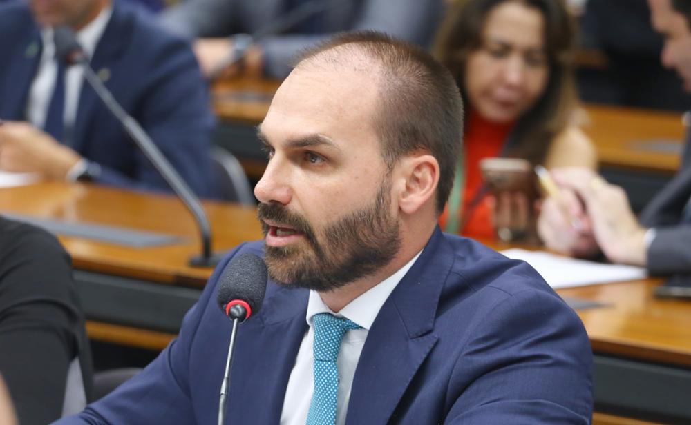 A manobra do PL para tentar salvar o mandato de Eduardo Bolsonaro na Câmara