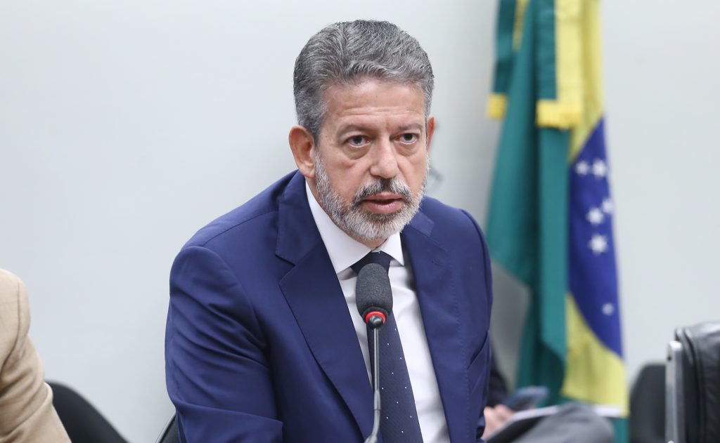 Isenção do IR para quem ganha até R$ 5 mil pode ser votada até dezembro, projeta Lira