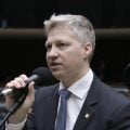 Bolsonaristas na Câmara tentam emplacar 7 propostas para homenagear opositora de Maduro