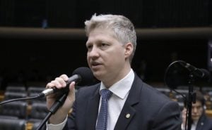 Marcel Van Hattem apresenta defesa por motim bolsonarista e nega ilegalidade