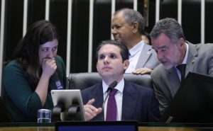 Câmara aprova projeto que protege crianças no ambiente digital