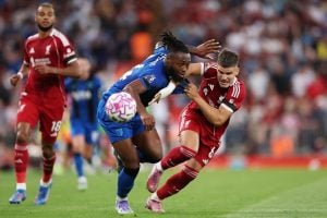 Polícia abre investigação por insultos racistas a atacante do Bournemouth no estádio do Liverpool