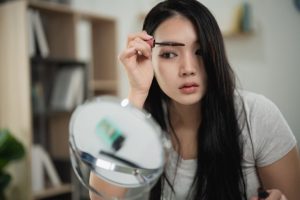 5 dicas para cuidar das sobrancelhas em casa