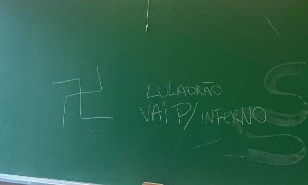 PUC-SP investiga desenho de suástica em sala de aula