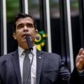 Dino acolhe pedido da Câmara e suspende investigação sobre deputado do Republicanos