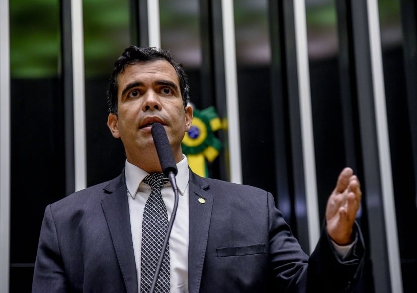 Dino acolhe pedido da Câmara e suspende investigação sobre deputado do Republicanos
