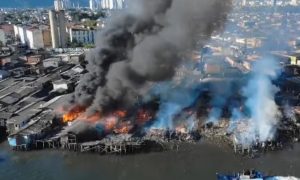 Incêndio atinge comunidade de palafitas em Santos; uma pessoa morreu
