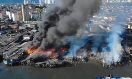 Incêndio atinge comunidade de palafitas em Santos; uma pessoa morreu