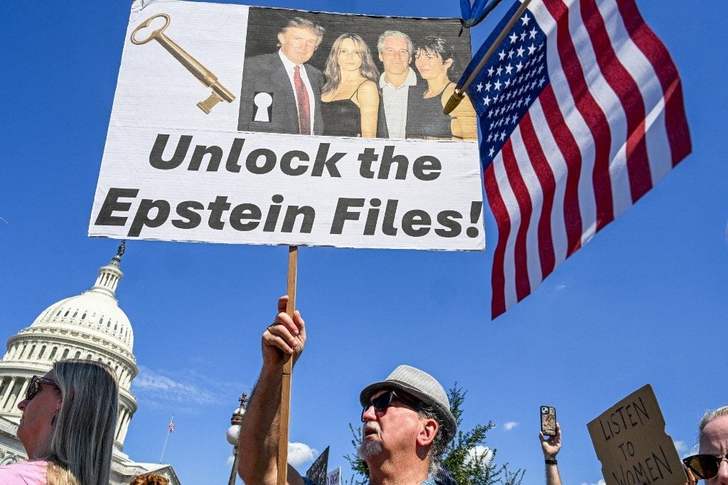 ‘Não é minha assinatura’, diz Trump sobre suposta carta a Jeffrey Epstein