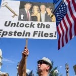 ‘Não é minha assinatura’, diz Trump sobre suposta carta a Jeffrey Epstein