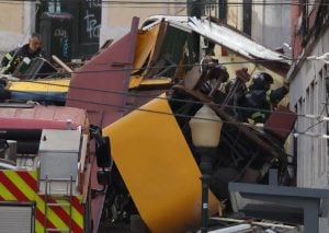 Bondinho de Lisboa descarrila e deixa 15 mortos e 18 feridos