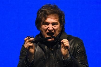 Ato de campanha de Milei termina em confusão na Argentina