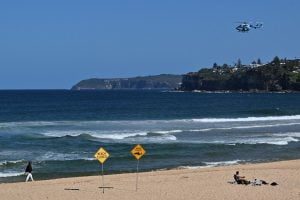 Homem morre em praia de Sydney após ataque de ‘grande tubarão’