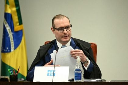 Zanin vota em defesa de Bíblias em bibliotecas públicas