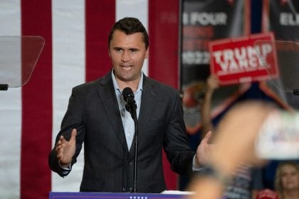 Suspeito de assassinar Charlie Kirk é acusado de homicídio qualificado