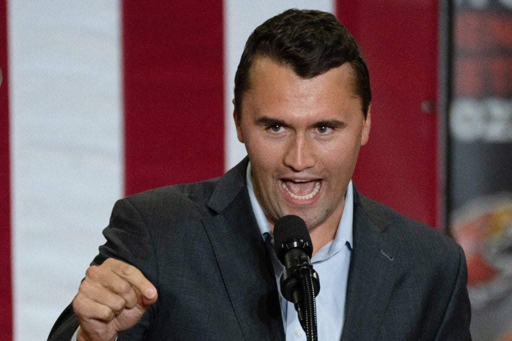 Influenciador de extrema-direita Charlie Kirk morre após ser baleado em universidade dos EUA
