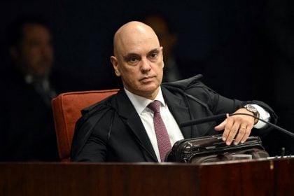 Moraes mostra vídeo de Bolsonaro ameaçando o STF para rebater Fux