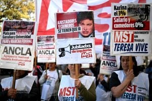 Médicos e universitários protestam contra vetos de Milei à saúde