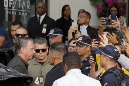 Bolsonaro deixa prisão domiciliar para realizar procedimento médico