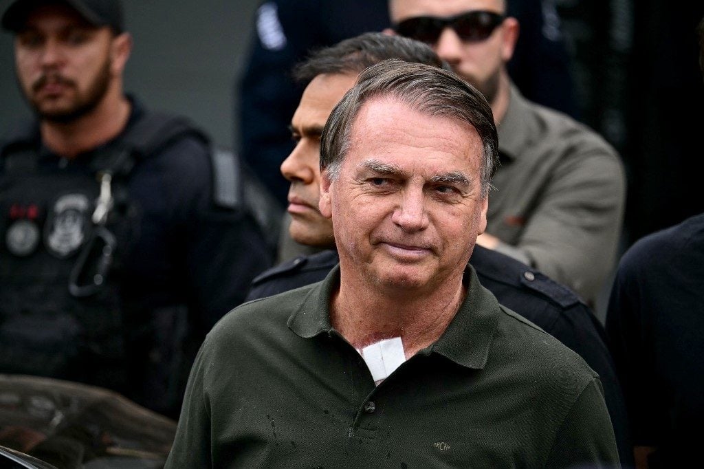 Bolsonaro deixa hospital após passar por procedimento médico e volta à prisão domiciliar
