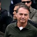 Bolsonaro deixa hospital após passar por procedimento médico e volta à prisão domiciliar