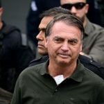 Bolsonaro deixa hospital após passar por procedimento médico e volta à prisão domiciliar