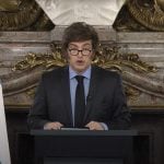 Afetado por escândalo e crise de popularidade, Milei anuncia aumentos nas aposentadorias, saúde e educação