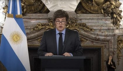 Afetado por escândalo e crise de popularidade, Milei anuncia aumentos nas aposentadorias, saúde e educação