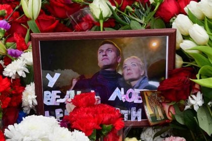 Viúva diz que testes indicam que Navalny foi envenenado