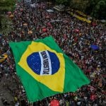 Em resposta a Bolsonaro, ato contra anistia em São Paulo tem bandeira gigante do Brasil