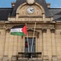 Prefeituras francesas desafiam governo e hasteiam bandeira palestina