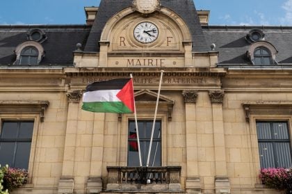 Prefeituras francesas desafiam governo e hasteiam bandeira palestina