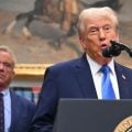 Trump ressuscita teorias sem base científica e liga paracetamol ao autismo; organizações desmentem