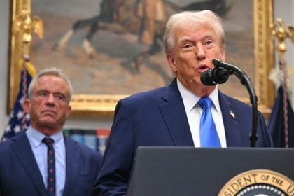 Trump ressuscita teorias sem base científica e liga paracetamol ao autismo; organizações desmentem