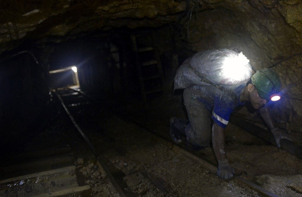 Desabamento em mina de ouro na Colômbia deixa 25 mineiros presos
