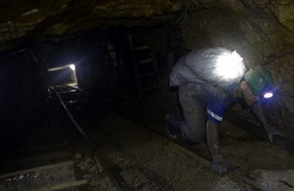 Desabamento em mina de ouro na Colômbia deixa 25 mineiros presos