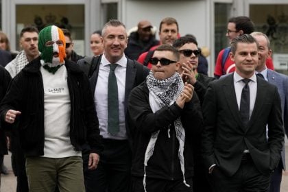 Tribunal britânico anula acusação por terrorismo contra rapper do grupo Kneecap