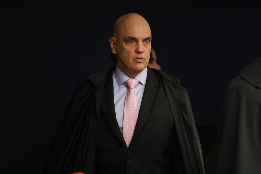 Bolsonaro editou e discutiu a minuta golpista com comandantes militares, afirma Moraes em voto
