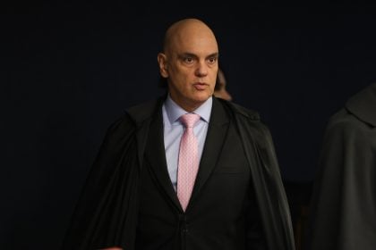 Bolsonaro editou e discutiu a minuta golpista com comandantes militares, afirma Moraes em voto