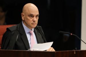 Moraes quer atualizações diárias de tornozeleiras de Mauro Cid, Collor e Daniel Silveira