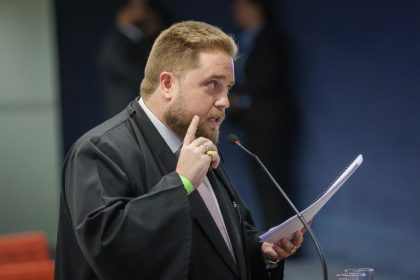 Defesa de Augusto Heleno tenta descolar general de Bolsonaro para negar participação em plano de golpe