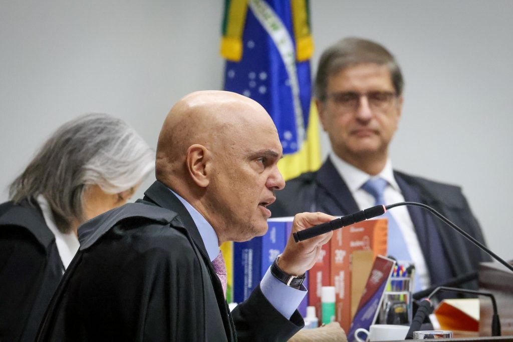 Trama golpista: Moraes inicia voto e aponta a existência de organização criminosa liderada por Bolsonaro
