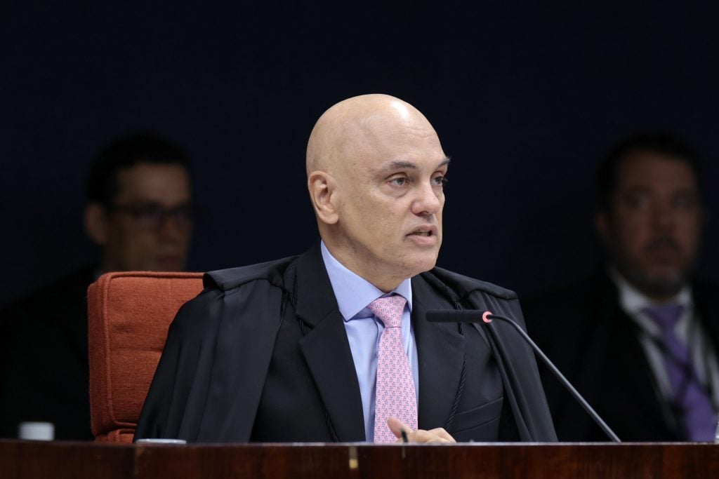 Bolsonaro e aliados confessaram trama golpista em reunião ministerial, sustenta Moraes em voto