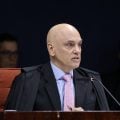 Bolsonaro e aliados confessaram trama golpista em reunião ministerial, sustenta Moraes em voto