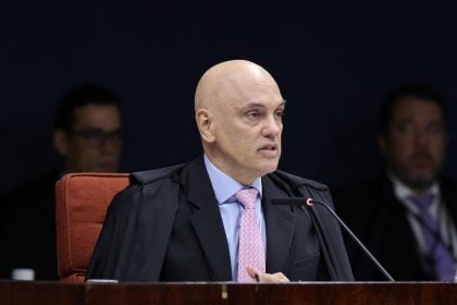 Bolsonaro e aliados confessaram trama golpista em reunião ministerial, sustenta Moraes em voto