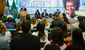 Lula sanciona lei que cria Carteira Nacional do Professor