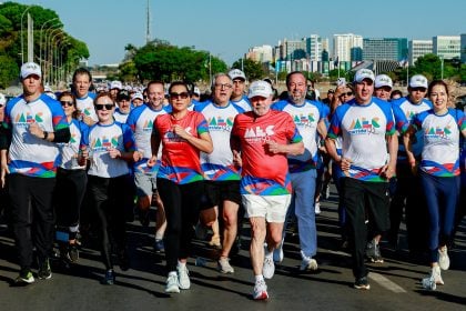 Lula participa de corrida em comemoração aos 95 anos do MEC e alfineta Bolsonaro: ‘Não tem motociata’