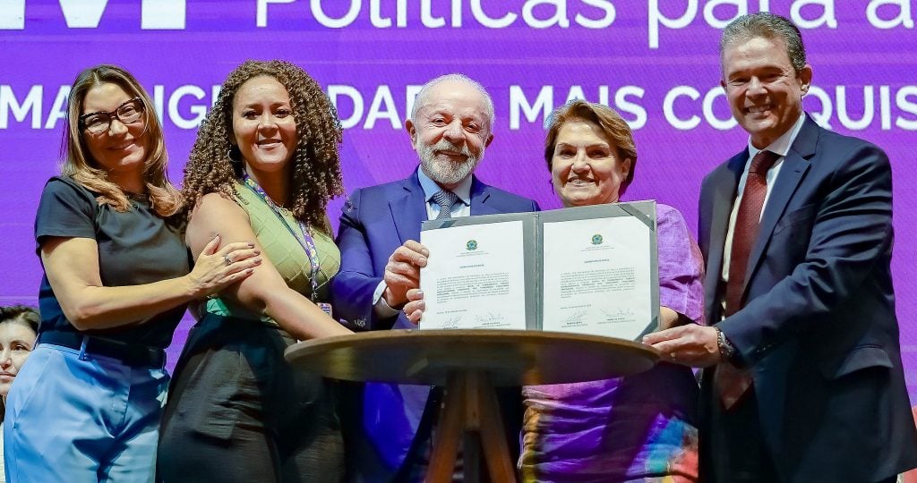 Lula sanciona a lei que amplia licença-maternidade em caso de internações após o parto; veja o que muda